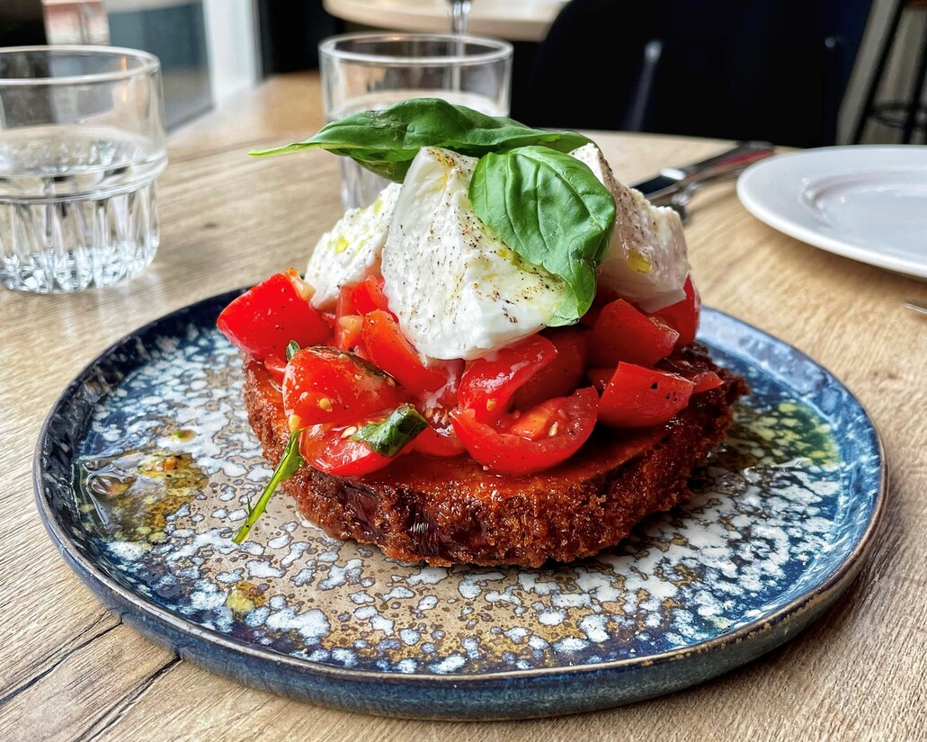 Bij Osteria Liz deel je op zijn Italiaans - De Buik van Rotterdam